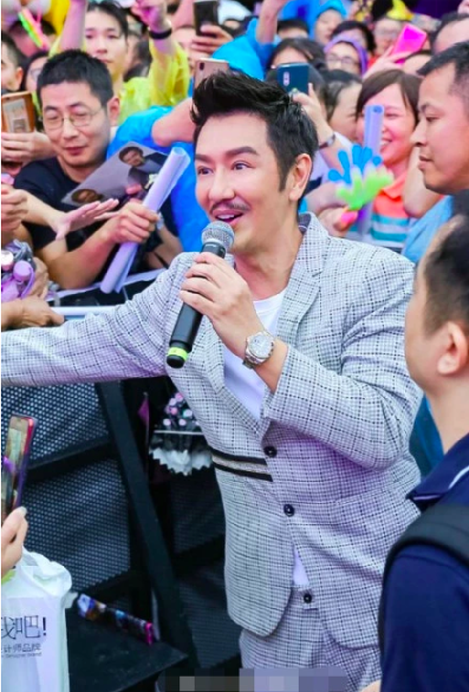 Lạm dụng dao kéo thẩm mỹ, gương mặt của Trần Hạo Dân ngày càng kỳ quặc - 6 Lạm dụng dao kéo thẩm mỹ, gương mặt của Trần Hạo Dân ngày càng kỳ quặc - 6