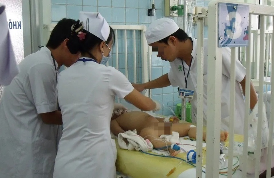 Bé gái 3 tuổi chết tức tưởi tại Bệnh viện Nhi Đồng 2 - 1 Bé gái 3 tuổi chết tức tưởi tại Bệnh viện Nhi Đồng 2 - 1