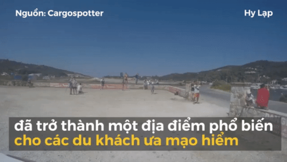 Video máy bay lao sát sạt lướt qua đầu du khách thu hút hơn 4 triệu lượt xem - 2 Video máy bay lao sát sạt lướt qua đầu du khách thu hút hơn 4 triệu lượt xem - 2