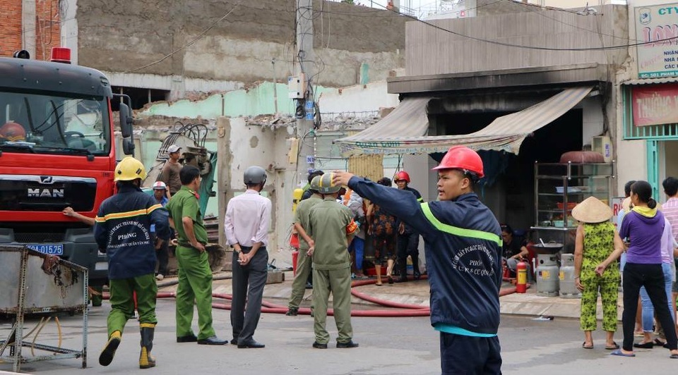 Cháy nổ lớn ở quán cơm, cảnh sát đập tường cứu người - 3 Cháy nổ lớn ở quán cơm, cảnh sát đập tường cứu người - 3
