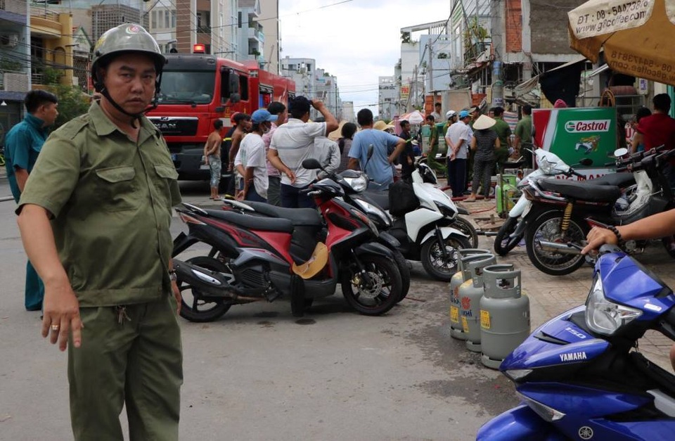 Cháy nổ lớn ở quán cơm, cảnh sát đập tường cứu người - 4 Cháy nổ lớn ở quán cơm, cảnh sát đập tường cứu người - 4