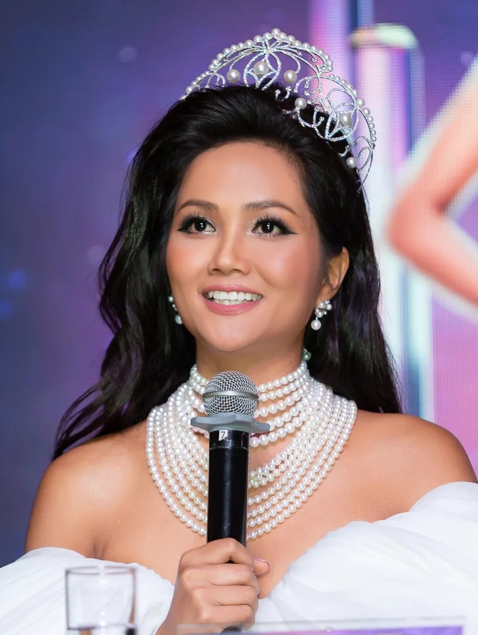 Hoa hậu H’hen Niê xúc động nhìn lại 2 năm nhiệm kỳ - 4