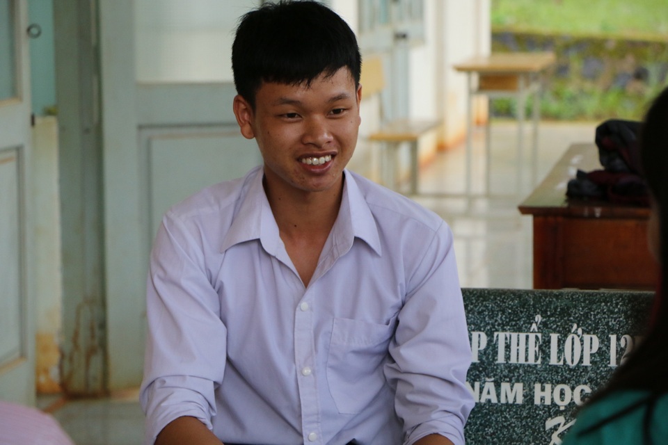 Thủ khoa tỉnh Đắk Nông xin đi làm thêm để ra học ĐH Luật Hà Nội - 1 Thủ khoa tỉnh Đắk Nông xin đi làm thêm để ra học ĐH Luật Hà Nội - 1