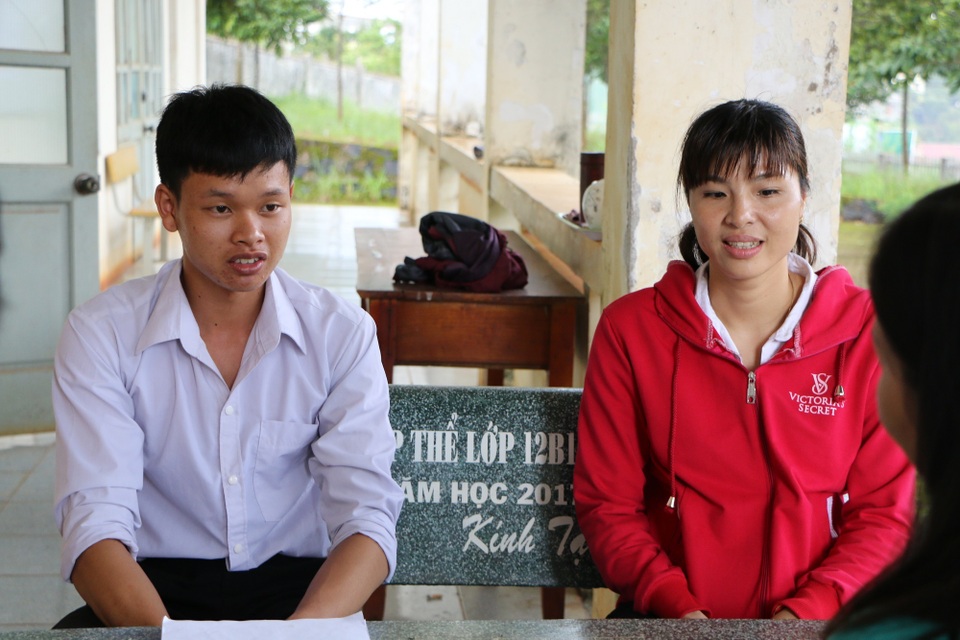 Thủ khoa tỉnh Đắk Nông xin đi làm thêm để ra học ĐH Luật Hà Nội - 2 Thủ khoa tỉnh Đắk Nông xin đi làm thêm để ra học ĐH Luật Hà Nội - 2