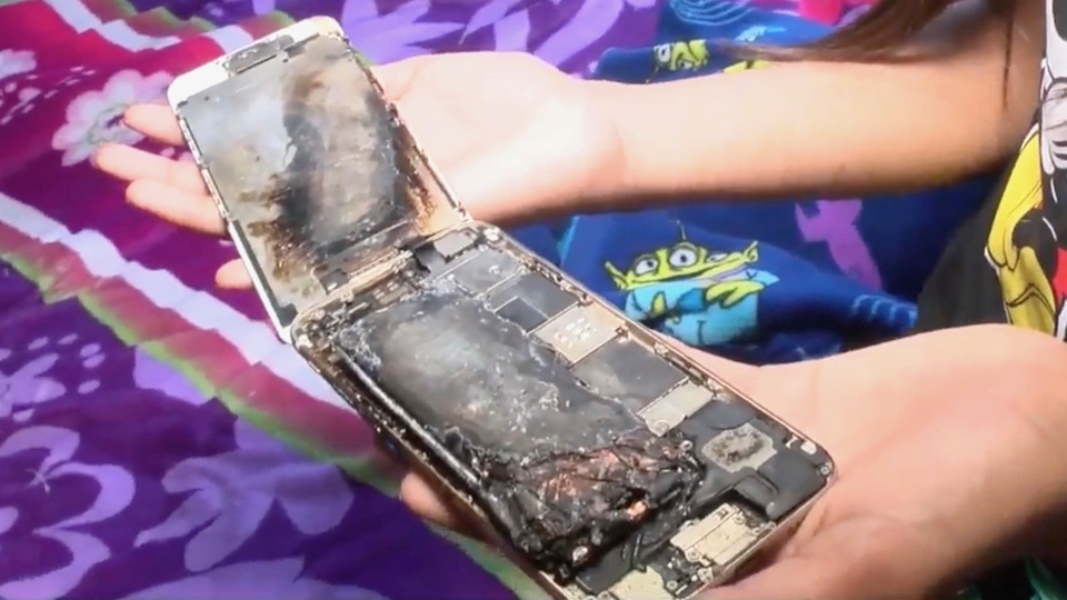iPhone 6 bất ngờ bốc cháy trên tay bé gái 11 tuổi - 1 iPhone 6 bất ngờ bốc cháy trên tay bé gái 11 tuổi - 1