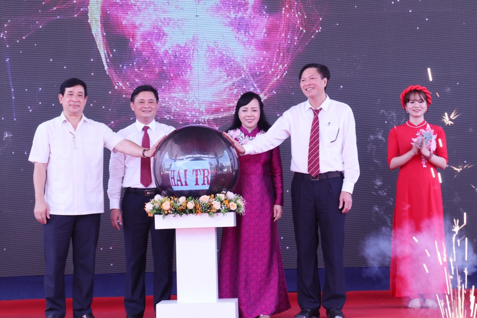 Hệ thống xạ trị hiện đại bậc nhất được đưa vào sử dụng ở Bệnh viện Ung bướu Nghệ An - 1 Hệ thống xạ trị hiện đại bậc nhất được đưa vào sử dụng ở Bệnh viện Ung bướu Nghệ An - 1