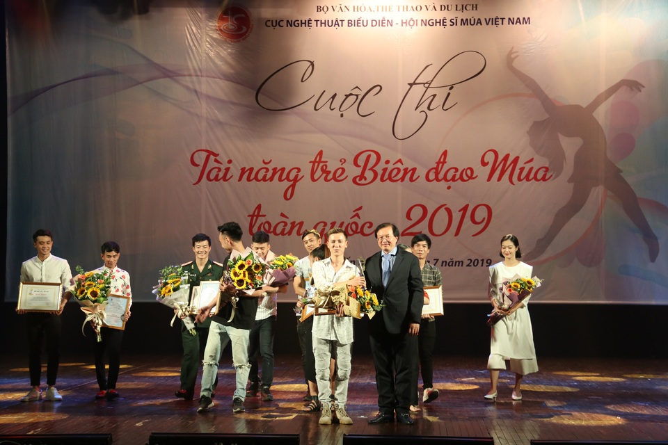 Trao giải Tài năng trẻ Biên đạo múa toàn quốc 2019 - 2 Trao giải Tài năng trẻ Biên đạo múa toàn quốc 2019 - 2
