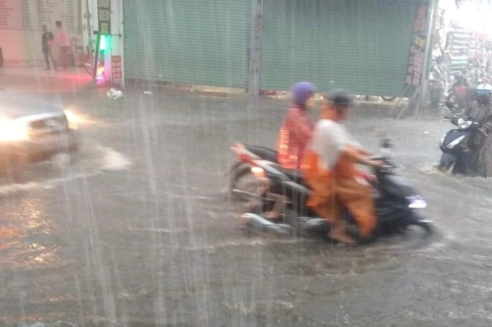 Mưa lớn khắp Sài Gòn, nước như sóng, cuốn trôi nhiều xe máy - 4 Mưa lớn khắp Sài Gòn, nước như sóng, cuốn trôi nhiều xe máy - 4