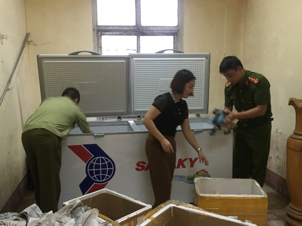 “Hoảng hốt” khi xem tiêu hủy kem: Chính là loại kem Trung Quốc vừa ăn - 2 “Hoảng hốt” khi xem tiêu hủy kem: Chính là loại kem Trung Quốc vừa ăn - 2