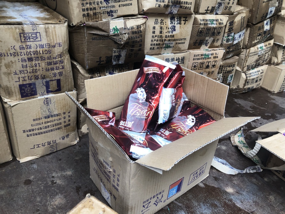 “Hoảng hốt” khi xem tiêu hủy kem: Chính là loại kem Trung Quốc vừa ăn - 3 “Hoảng hốt” khi xem tiêu hủy kem: Chính là loại kem Trung Quốc vừa ăn - 3