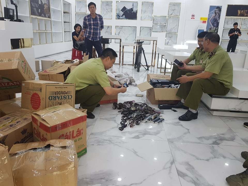 Đột kích Sài Gòn Square, thu giữ đồng hồ, túi xách giả thương hiệu trị giá hàng trăm triệu đồng - 2 Đột kích Sài Gòn Square, thu giữ đồng hồ, túi xách giả thương hiệu trị giá hàng trăm triệu đồng - 2