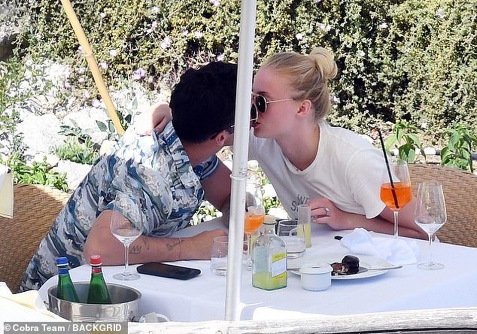 Sophie Turner tình tứ bên chồng mới cưới - 1 Sophie Turner tình tứ bên chồng mới cưới - 1