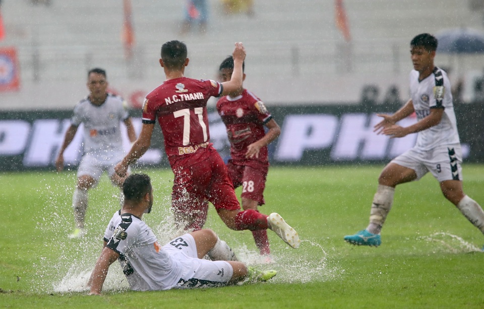 Thắng kịch tính SHB Đà Nẵng, CLB TPHCM giữ chặt ngôi đầu V-League - 4 Thắng kịch tính SHB Đà Nẵng, CLB TPHCM giữ chặt ngôi đầu V-League - 4