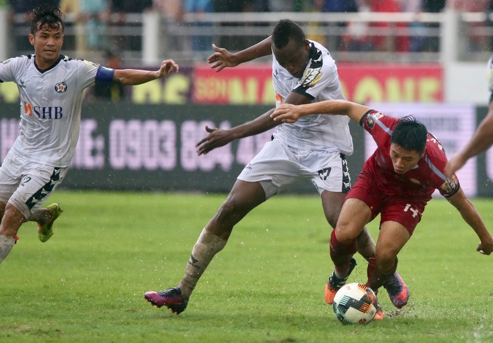 Thắng kịch tính SHB Đà Nẵng, CLB TPHCM giữ chặt ngôi đầu V-League - 3 Thắng kịch tính SHB Đà Nẵng, CLB TPHCM giữ chặt ngôi đầu V-League - 3