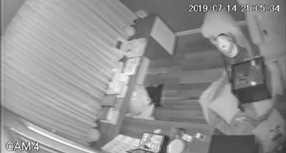 Clip tên trộm đục két sắt, trộm 5 tỷ nhà ca sĩ Nhật Kim Anh - 1 Clip tên trộm đục két sắt, trộm 5 tỷ nhà ca sĩ Nhật Kim Anh - 1