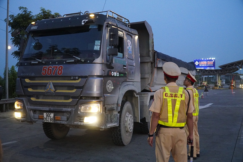 Lái xe tải chống đối, hất văng gậy chỉ huy của CSGT trên cao tốc - 3 Lái xe tải chống đối, hất văng gậy chỉ huy của CSGT trên cao tốc - 3