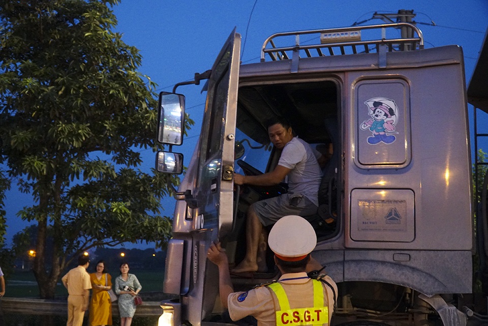 Lái xe tải chống đối, hất văng gậy chỉ huy của CSGT trên cao tốc - 5 Lái xe tải chống đối, hất văng gậy chỉ huy của CSGT trên cao tốc - 5