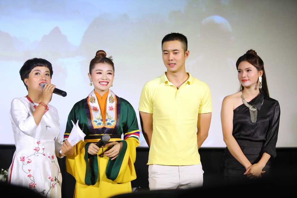 Hotboy Hiếu Su cạo trọc đầu để đóng MV của Sao mai Thu Hằng - 1 Hotboy Hiếu Su cạo trọc đầu để đóng MV của Sao mai Thu Hằng - 1