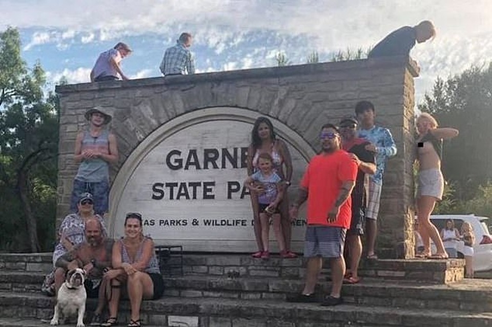 “Gái lạ” khoe ngực trần làm hỏng bức ảnh chụp kỷ niệm của gia đình - 2