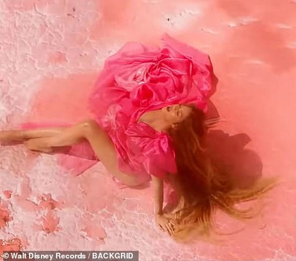 Beyonce thay 10 bộ váy trong MV mới - 2 Beyonce thay 10 bộ váy trong MV mới - 2