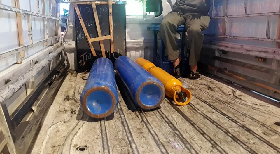 Xử lý các hàng quán bán bóng cười ở “phố Tây” Bùi Viện - 2 Xử lý các hàng quán bán bóng cười ở “phố Tây” Bùi Viện - 2