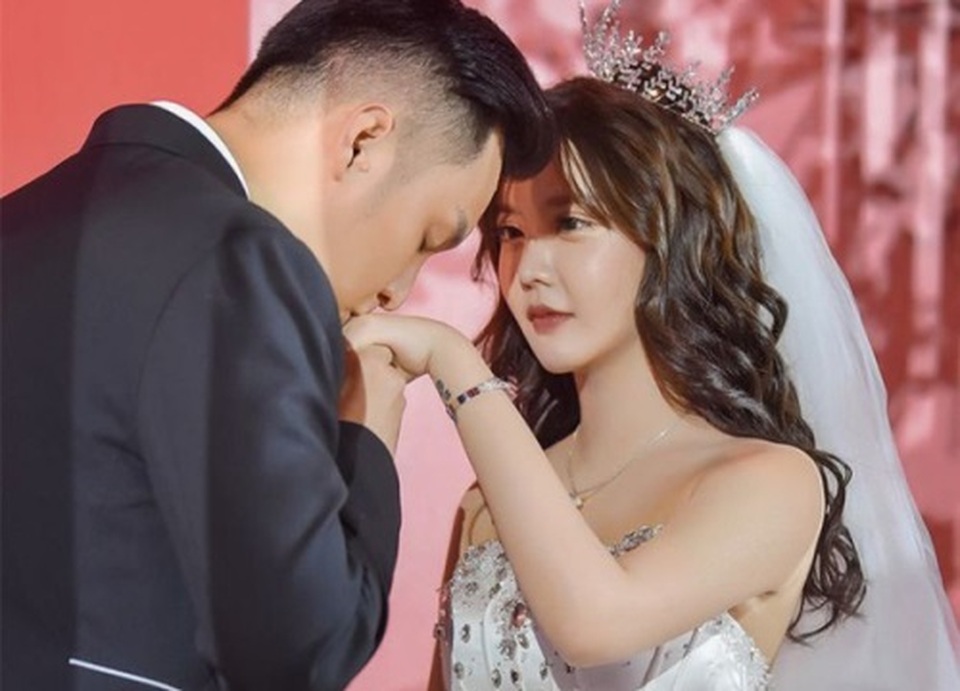 Cô gái Trung Quốc 20 tuổi phẫu thuật thẩm mỹ tổng cộng 33 lần - 5 Cô gái Trung Quốc 20 tuổi phẫu thuật thẩm mỹ tổng cộng 33 lần - 5
