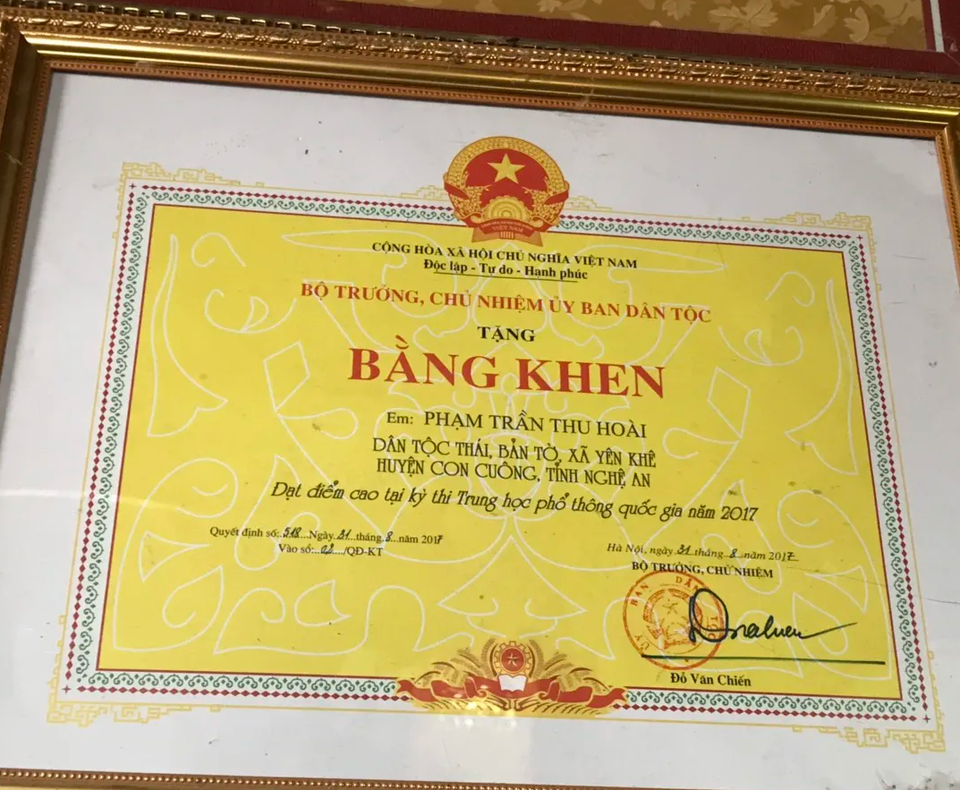 Về bản làng gặp nữ sinh có tổng điểm khối C đạt 30,25 - 2 Về bản làng gặp nữ sinh có tổng điểm khối C đạt 30,25 - 2