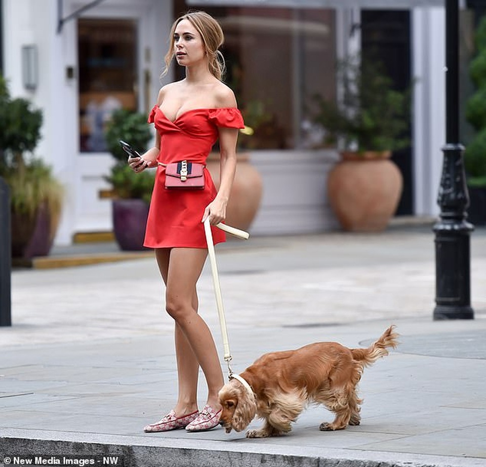 Kimberley Garner mặc gợi cảm đưa cún cưng ra phố - 5 Kimberley Garner mặc gợi cảm đưa cún cưng ra phố - 5