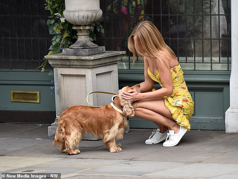 Kimberley Garner mặc gợi cảm đưa cún cưng ra phố - 13 Kimberley Garner mặc gợi cảm đưa cún cưng ra phố - 13