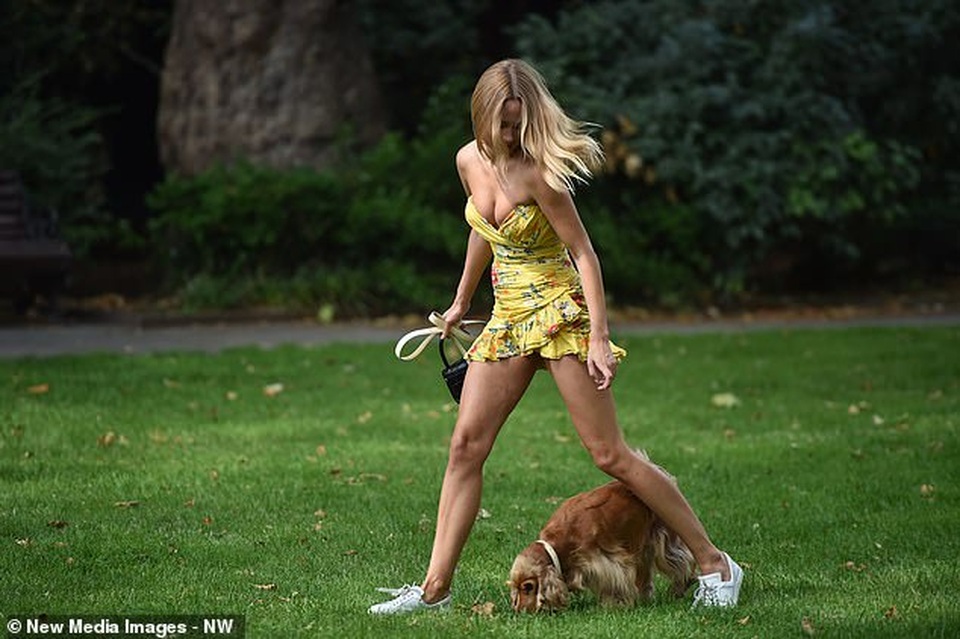 Kimberley Garner mặc gợi cảm đưa cún cưng ra phố - 12 Kimberley Garner mặc gợi cảm đưa cún cưng ra phố - 12