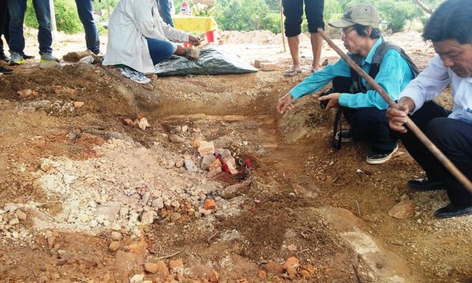 Giữ nguyên lăng mộ vợ vua Tự Đức bị san ủi tại vị trí cũ - 4 Giữ nguyên lăng mộ vợ vua Tự Đức bị san ủi tại vị trí cũ - 4