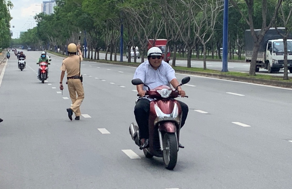3 ngày tổng kiểm tra phương tiện: Phạt gần 1 tỷ đồng, mô tô dẫn đầu vi phạm - 7 3 ngày tổng kiểm tra phương tiện: Phạt gần 1 tỷ đồng, mô tô dẫn đầu vi phạm - 7