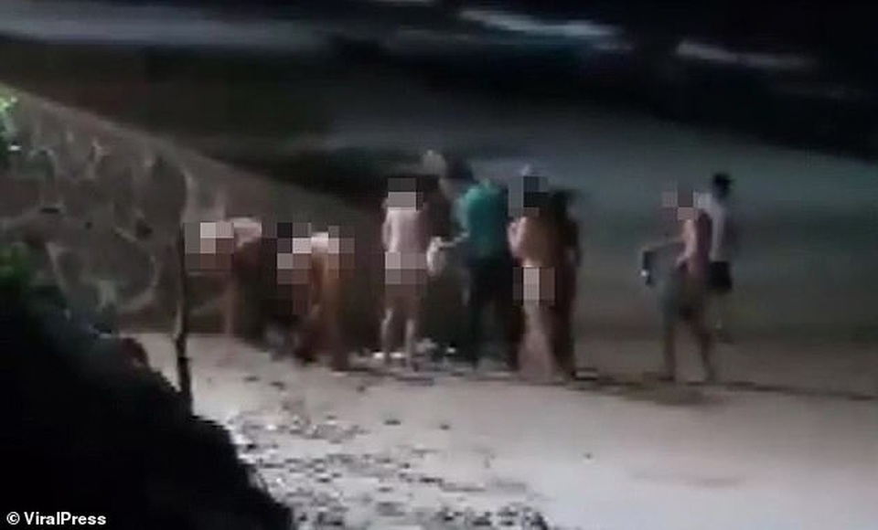 Nhóm khách Tây bị phạt tiền vì tắm biển khỏa thân - 2 Nhóm khách Tây bị phạt tiền vì tắm biển khỏa thân - 2