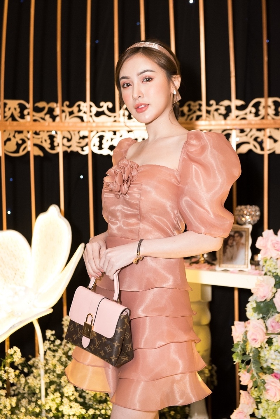 Ca sĩ Thu Thủy và chồng kém 10 tuổi hạnh phúc trong tiệc cưới - 13 Ca sĩ Thu Thủy và chồng kém 10 tuổi hạnh phúc trong tiệc cưới - 13