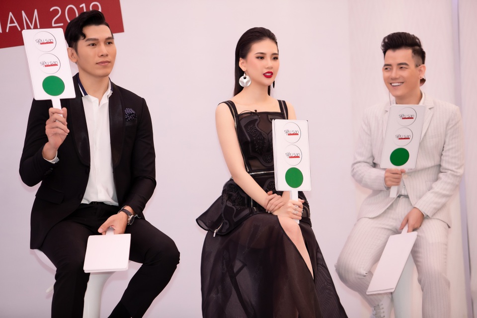Giải vàng Siêu mẫu Việt Nam 2018 tái xuất đầy quyến rũ sau thời gian yên ắng - 2 Giải vàng Siêu mẫu Việt Nam 2018 tái xuất đầy quyến rũ sau thời gian yên ắng - 2