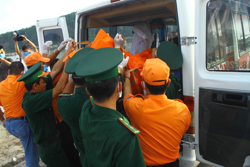 Đưa 2 thi thể phát hiện gần tàu cá bị chìm vào bờ để nhận dạng - 4 Đưa 2 thi thể phát hiện gần tàu cá bị chìm vào bờ để nhận dạng - 4