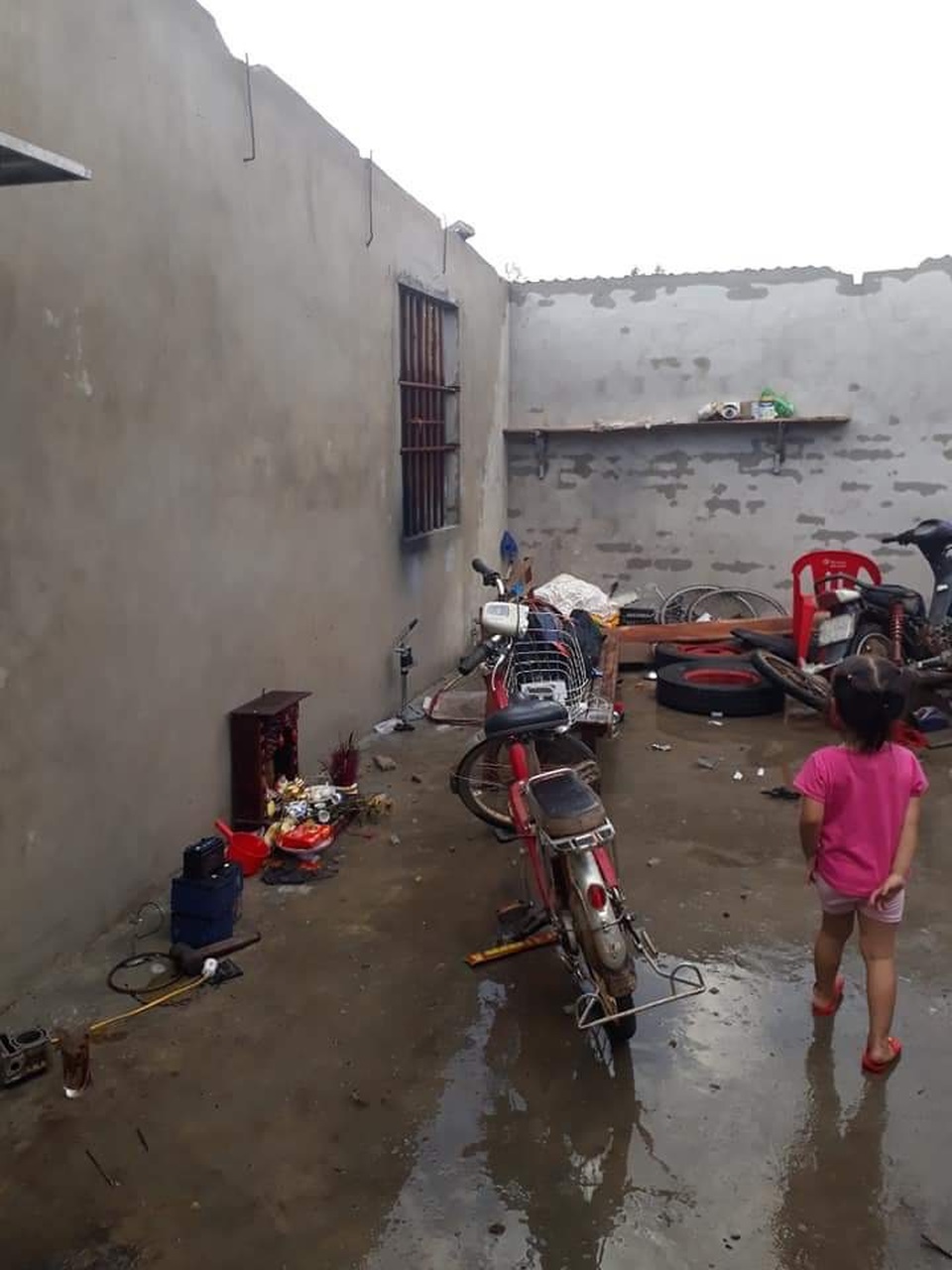 Lốc xoáy đánh tốc mái nhà dân, gãy đổ nhiều cột điện - 8 Lốc xoáy đánh tốc mái nhà dân, gãy đổ nhiều cột điện - 8