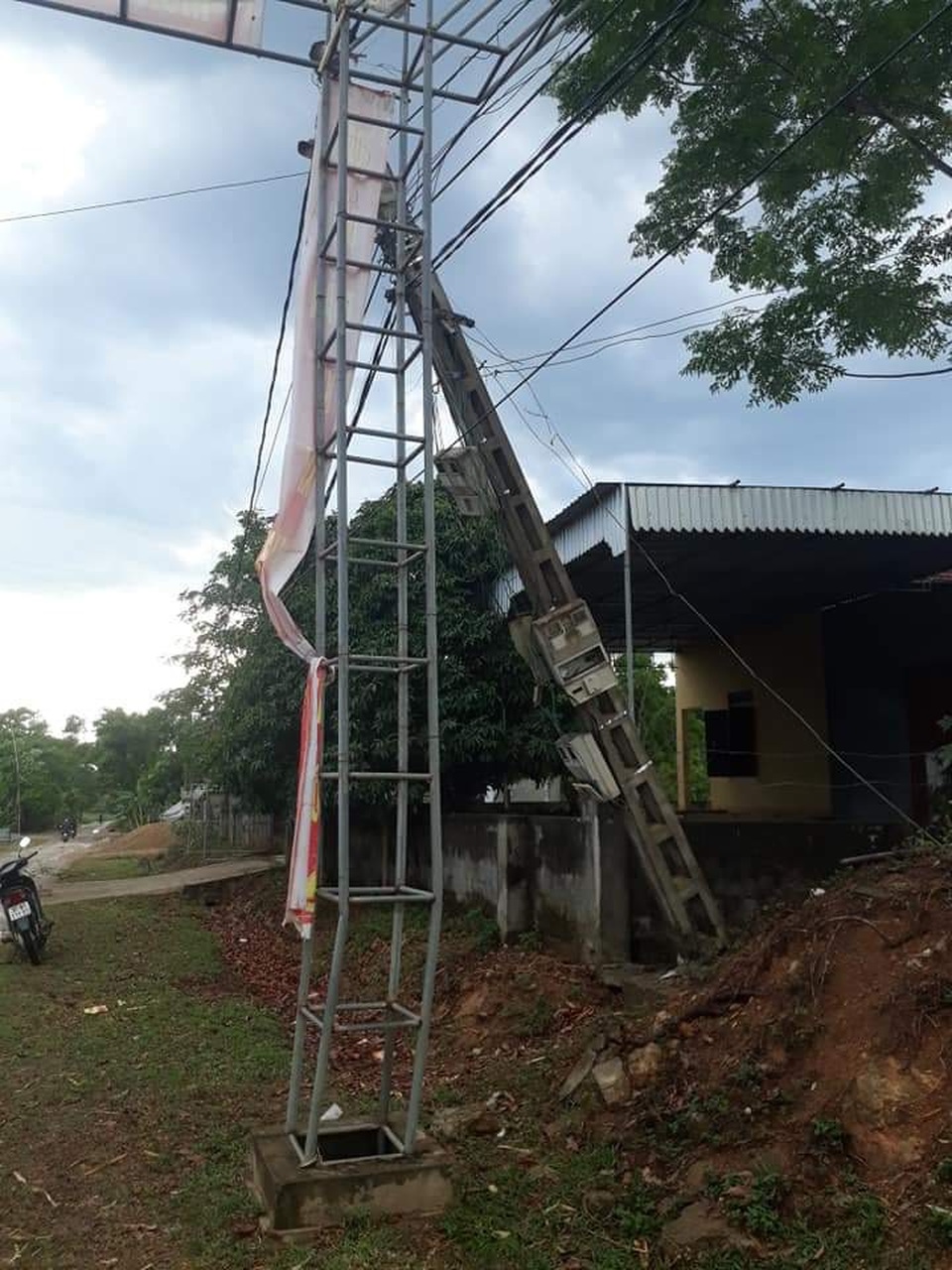 Lốc xoáy đánh tốc mái nhà dân, gãy đổ nhiều cột điện - 9 Lốc xoáy đánh tốc mái nhà dân, gãy đổ nhiều cột điện - 9