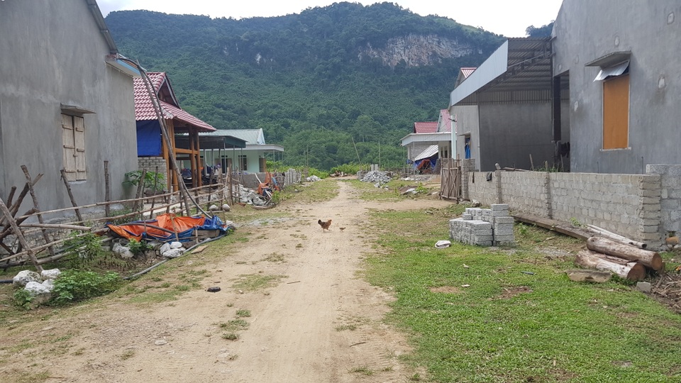 Người dân lay lắt sống tại khu di dân tái định cư thiếu thốn đủ đường! - 11 Người dân lay lắt sống tại khu di dân tái định cư thiếu thốn đủ đường! - 11