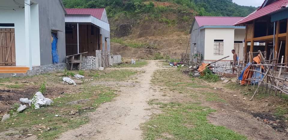 Người dân lay lắt sống tại khu di dân tái định cư thiếu thốn đủ đường! - 13 Người dân lay lắt sống tại khu di dân tái định cư thiếu thốn đủ đường! - 13