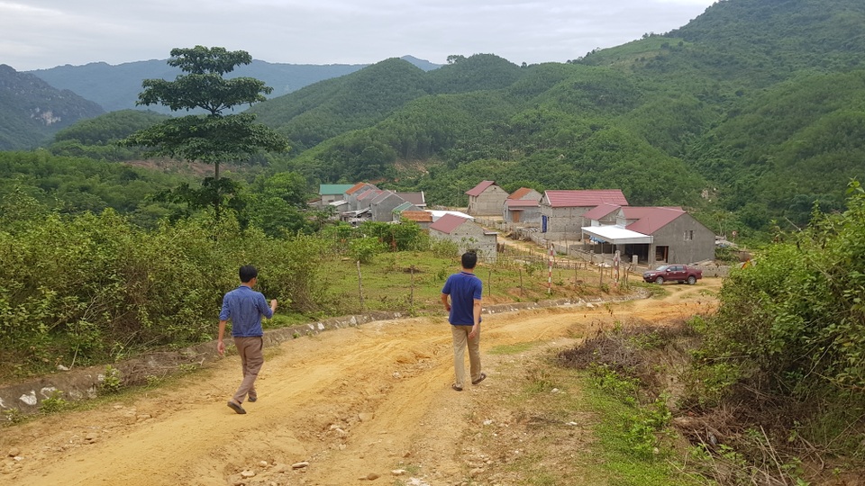 Người dân lay lắt sống tại khu di dân tái định cư thiếu thốn đủ đường! - 10 Người dân lay lắt sống tại khu di dân tái định cư thiếu thốn đủ đường! - 10
