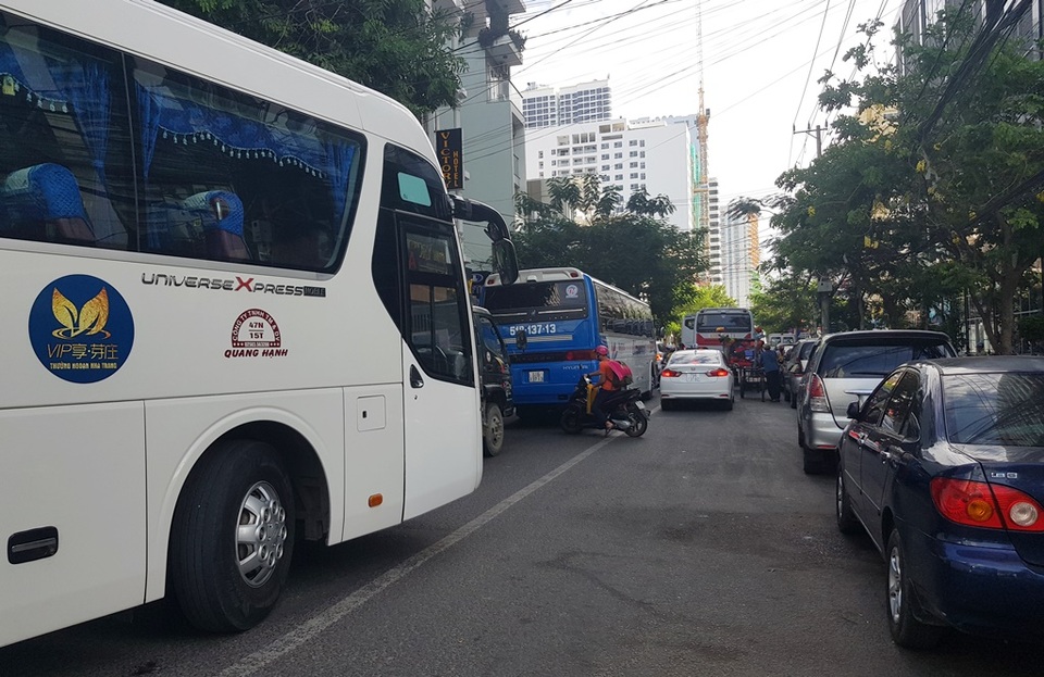 Nha Trang: Du khách tăng mạnh, xe du lịch khốn đốn vì thiếu bãi đỗ xe - 4 Nha Trang: Du khách tăng mạnh, xe du lịch khốn đốn vì thiếu bãi đỗ xe - 4