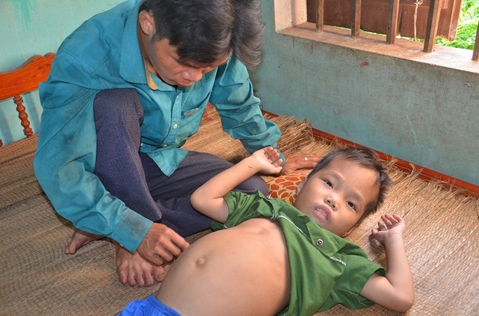 Chị em cháu không được đi viện sẽ chết hả cô? - 6