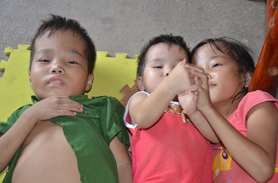 Chị em cháu không được đi viện sẽ chết hả cô? - 12