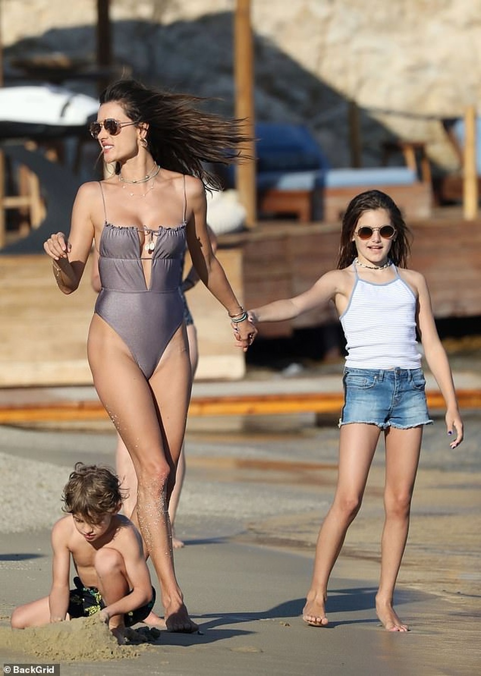 Alessandra Ambrosio trẻ trung và lôi cuốn - 9