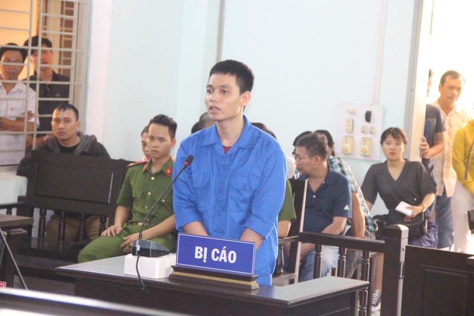 Cựu Thiếu úy công an tạt axit vào vợ sắp cưới lãnh 6 năm tù - 2 Cựu Thiếu úy công an tạt axit vào vợ sắp cưới lãnh 6 năm tù - 2