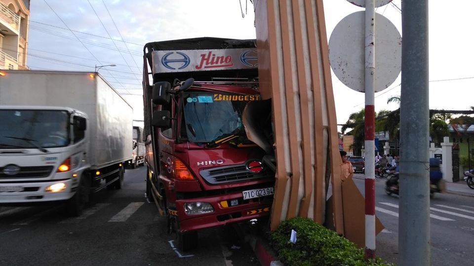 Xe tải tông sập cổng chào thành phố Mỹ Tho - 1