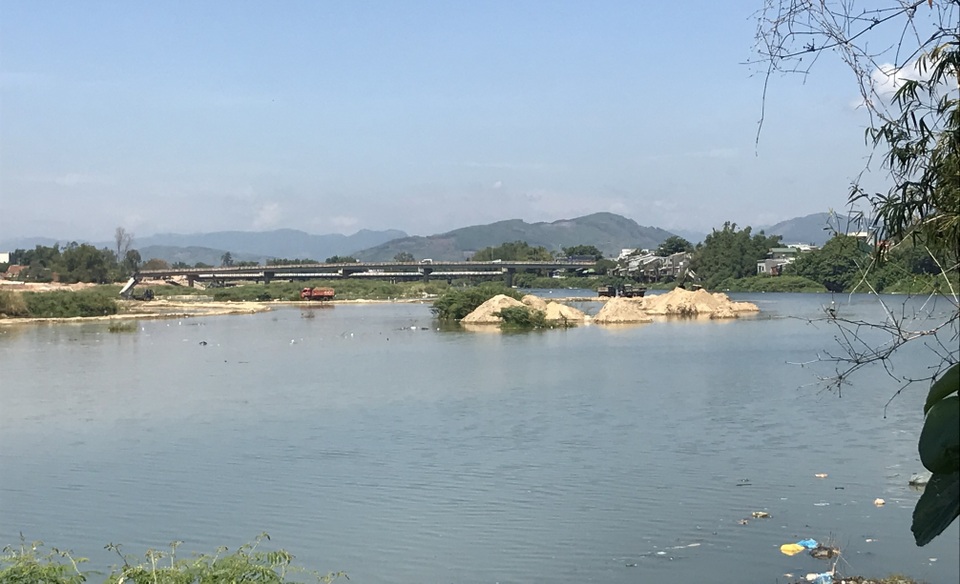 Doanh nghiệp khai thác cát sai phép, dân lo sông nuốt nhà - 3