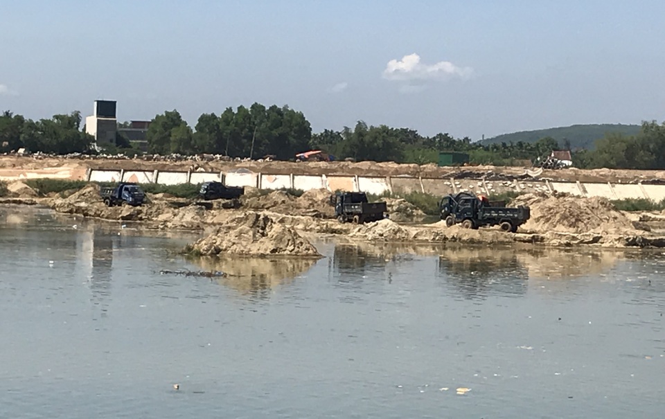 Doanh nghiệp khai thác cát sai phép, dân lo sông nuốt nhà - 2