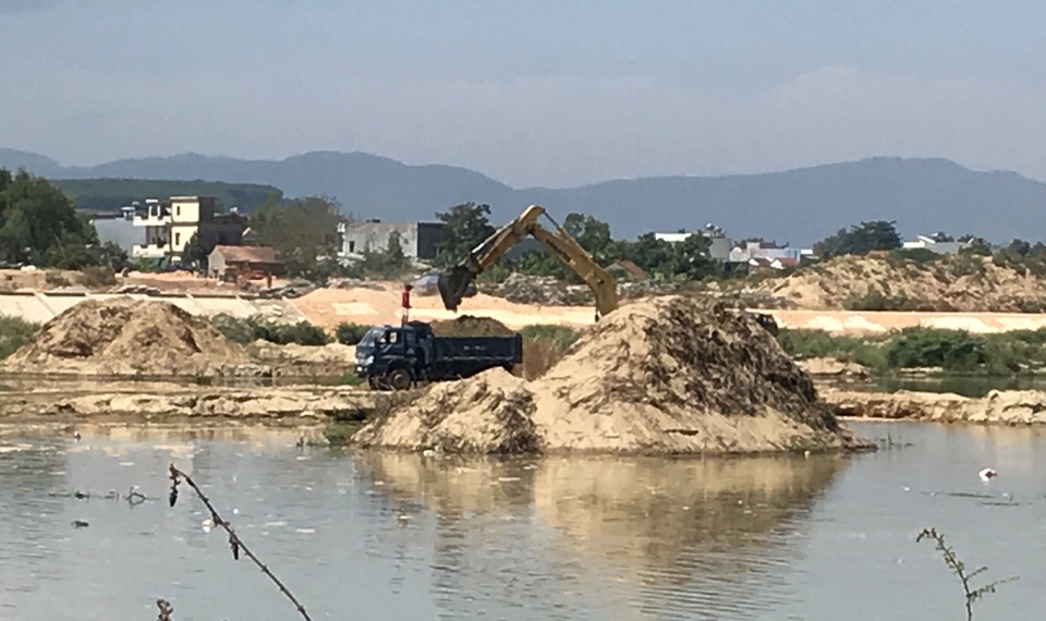 Doanh nghiệp khai thác cát sai phép, dân lo sông nuốt nhà - 1
